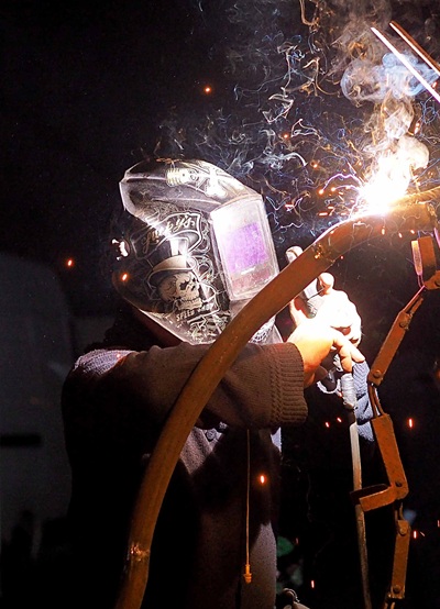 boris guivarch membre du colectif les forges de l'idée soudeur et métalier